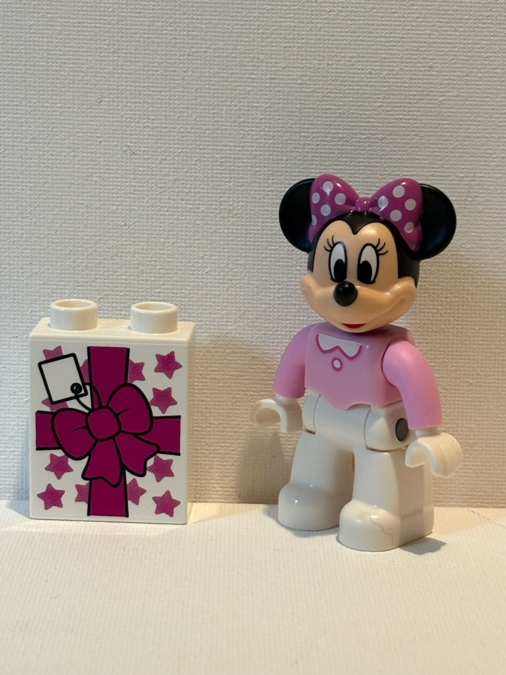 LEGO Duplo Minnie Mouse Figure with present box Lego  toys cake topper Disney